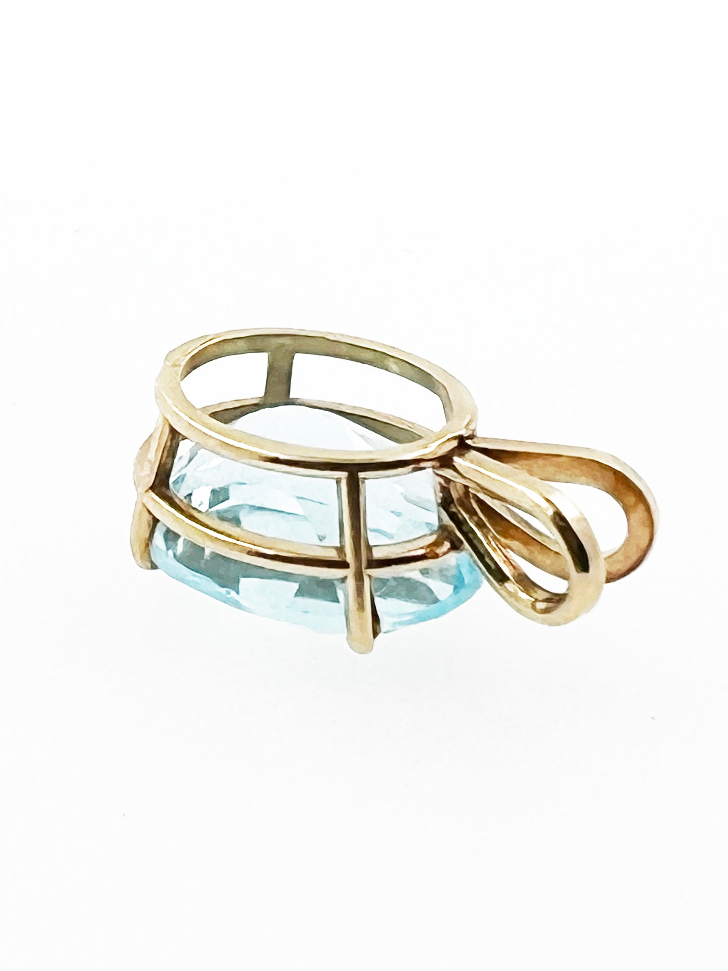 Natural Oval Cut Blue Topaz in 14k Yellow Gold